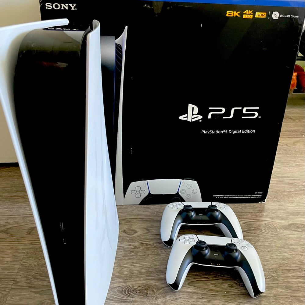 PlayStation 5 (Digital Edition) - Console w/2 controllers